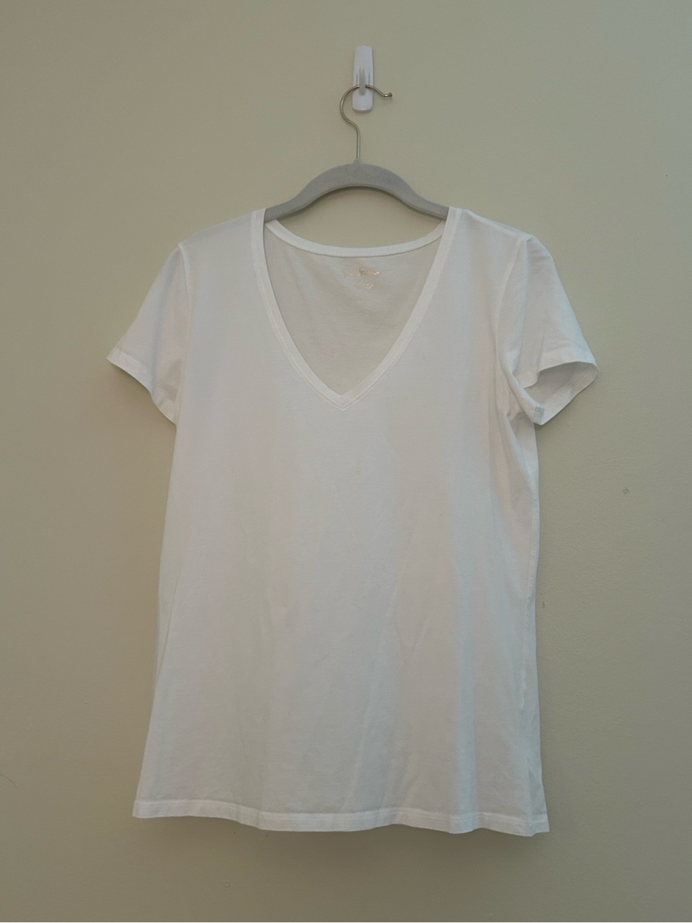 Lilly Pulitzer White Etta V-Neck Tee (PRACTICALLY NEW)